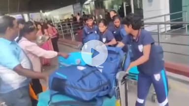 नामकुम: रांची एयरपोर्ट पर भारतीय महिला फुटबॉल टीम में शामिल झारखंड की छह खिलाड़ियों का स्वागत किया गया