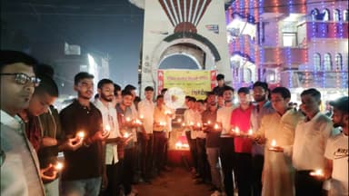 गिरिडीह: छोटी दीपावली पर अखिल भारतीय विद्यार्थी परिषद गिरिडीह ने शहीदों के नाम टावर चौक पर किया कार्यक्रम
