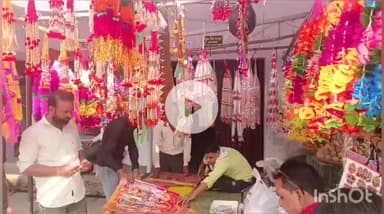 खेरागढ़: खेरागढ़ बाजार में दीपावली त्यौहार पर दुकानदारों ने सजाई आर्टिफिशियल फूल मालाओं की दुकानें