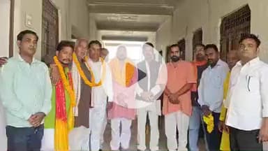 करछना: यमुनापार क्षेत्र में अंतर्राष्ट्रीय कुर्मी सेवा के प्रदेश अध्यक्ष के प्रथम आगमन पर फूलमाला पहनकर किया गया स्वागत