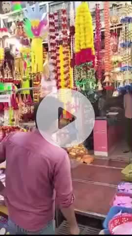 जौनपुर: छोटी दीपावली पर बाजारों में रही रौनक, लोगों ने जमकर की खरीदारी