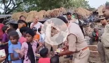 सिराथू: पुलिस ने कड़ा इलाके की गरीब बस्तियों में बच्चों को मिठाई, पटाखे और फुलझड़ियाँ बांटी
