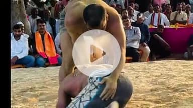 प्रतापगढ़: असांव गांव में अनिल मिर्ज़ापुर को शिकस्त देकर बनारस के लक्कड़ पहलवान ने अंतर्जनपदीय दंगल में जीत हासिल की