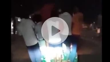 सिराथू: सिराथू सीओ ऑफिस के सामने सड़कों से गायब पुलिस मना रही दिवाली, ऑटो में लटककर आधा दर्जन लोग कर रहे सफर