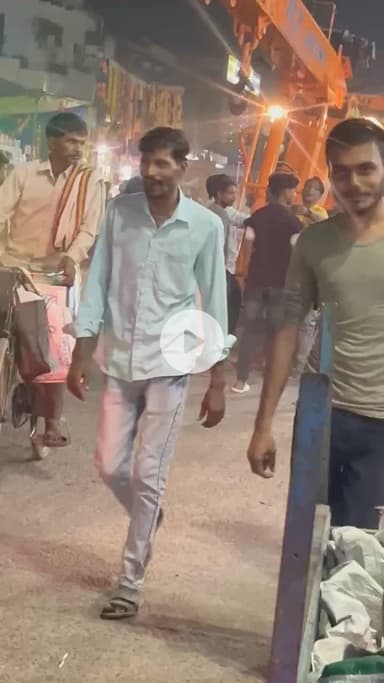 Iglas me do bando me hui ladai 5 rupee ke piche 
 Or chle lat or guse or khun ki holi 19/10/2025  
Afj du yoiraudajgz