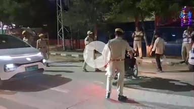 चूरू: पुलिस लाइन के सामने सदर थाना पुलिस ने नाकाबंदी की, वाहनों की तलाशी लेकर 10 वाहनों के काटे चालान