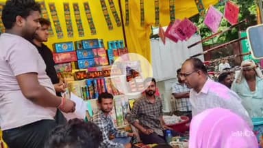 फरेंदा: मंडी समिति फरेंदा में डीएम ने आतिशबाजी की दुकानों का किया निरीक्षण