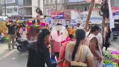 सागर नगर: त्योहारों पर कटरा बाजार में वाहनों के प्रतिबंध से व्यापार प्रभावित, व्यापारियों ने ई-रिक्शा और ऑटो चलाने की मांग की