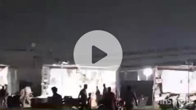 हाथरस: बागला कॉलेज मैदान में बिना परमिशन लग रही पटाखों की दुकानों को दरोगा ने लाठी के दम पर बंद कराया, पिटाई का वीडियो वायरल