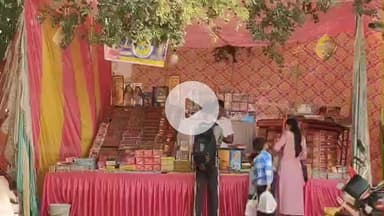 धनौरा: गजरौला के रमाबाई डिग्री कॉलेज में सजी आतिशबाजी की दुकान, खरीदारी करते लोग