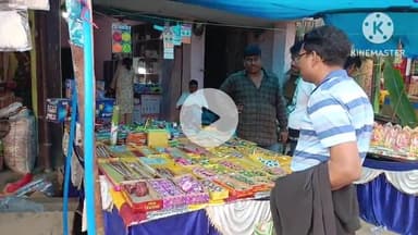 घाघरा: घाघरा मुख्यालय में दीपावली पर देशी पटाखों की खरीदारी जोरों पर, दुकानदारों ने बच्चों से सुरक्षित आतिशबाजी की अपील की