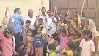 लाडपुरा: स्मॉल इंडस्ट्रियल एरिया स्थित दुर्गा बस्ती में समाजसेवी डॉ. सैनी व उनकी टीम ने जरूरतमंद बच्चों के बीच मनाई दीपावली