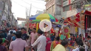 मुंगेर: दीपावली पर मुंगेर के बाजारों में जबरदस्त रौनक, लोग जमकर कर रहे हैं खरीदारी