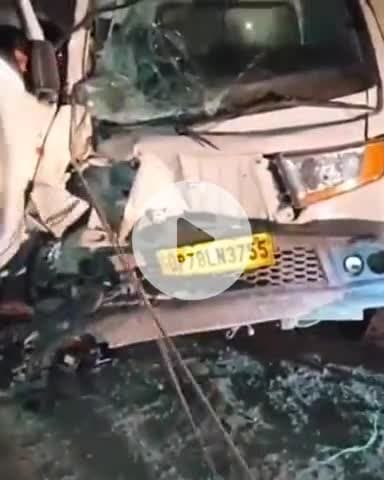 कानपुर: कानपुर के पनकी ओवरब्रिज पर हादसा, लोडर ड्राइवर फंसा, पुलिस ने पब्लिक की मदद से घायल को निकाला बाहर