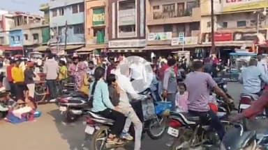 बीना: दीपावली पर सर्वोदय चौराहा सहित बाजारों में उमड़ी भीड़, पटाखा बाजार सजा