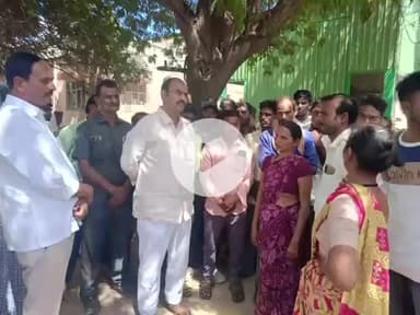 ధరూర్: బీరబండ గ్రామంలో ఊరివేసుకుని మృతి చెందిన రైతు గోవిందు కుటుంబ సభ్యులను పరామర్శించి ఎమ్మెల్యే బండ్ల కృష్ణ మోహన్ రెడ్డి