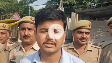 बहराइच: गेन्दघर मैदान में लगी अस्थायी पटाखा बाजार में आग पर दमकल कर्मियों ने एक मिनट में पाया काबू, सीएफओ ने दी जानकारी