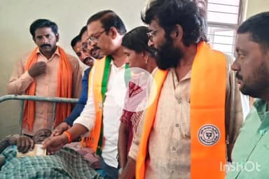 విజయనగరం: RTC కాంప్లెక్స్ లో పేలుడు ఘటనలో గాయపడిన వారికి ఆర్థిక సాయం అందించిన BJP జిల్లా అధ్యక్షుడు ద్వారపు రెడ్డి శ్రీనివారావు