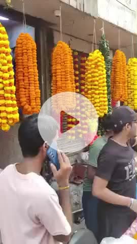 जौनपुर: दीपावली के दिन मिठाईयां, फूल और फल की खूब बिक्री हुई