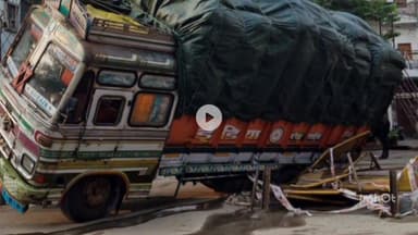 महू: श्याम विलास चौराहे पर नर्मदा लीकेज से पानी के गड्ढे में फंसा ट्रक, लोगों को हुई परेशानी