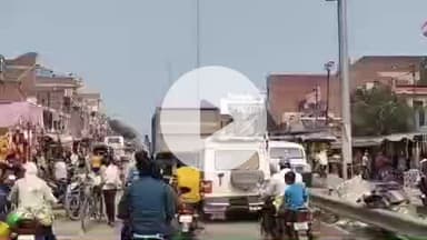 करछना: जारी बाजार में नो एंट्री के बाद भी मार्ग पर दौड़ रहे ओवरलोड वाहन, जिम्मेदार बेखबर