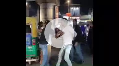 झांसी: सीपरी बाजार थाना क्षेत्र का वीडियो, ऑटो चालकों ने युवक को पीटा, सोशल मीडिया पर हुआ वायरल