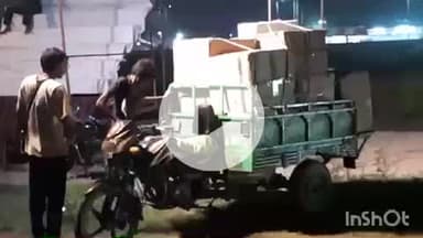 हाथरस: बागला कॉलेज मैदान में बारूद को जान हथेली पर ऑटो में पटाखों से भरे कार्टून धोते मजदूर, पुलिस बेखबर, वीडियो वायरल