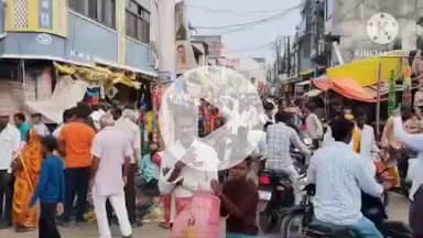 खुरई: दीपावली पर बाज़ारों में रही रौनक, लोगों ने लक्ष्मीजी की मूर्ति, दीपक व मिठाइयाँ खरीदीं