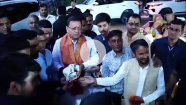 देहरादून: मुख्यमंत्री पुष्कर सिंह धामी ने चकराता रोड स्थित स्थानीय दुकानों से दीपावली की खरीदारी की