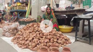सिराथू: दिवाली में मिट्टी के दियों की बिक्री खत्म, बेचने वालों ने बताया- सुबह से नहीं आ रहे दियों के खरीदार