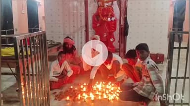 खेरागढ़: ग्रामीणों ने बालाजी महाराज आश्रम पर मिट्टी के दीपक जलाकर धूमधाम से मनाई दीपावली