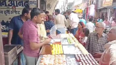 शाहबाद: दीपावली के दिन मिठाई की जमकर हुई खरीदारी, दुकानों पर लगी रही भीड़