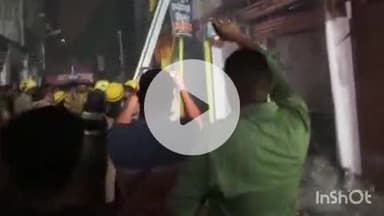 आरा: महादेव मोहल्ला स्थित घर में अचानक लगी आग, मौके पर पहुंची फायर ब्रिगेड की टीम आग बुझाने में जुटी