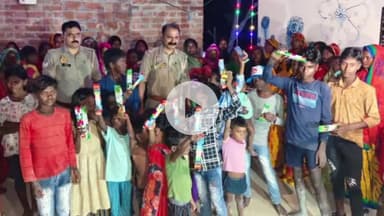 मड़ियाहू: नेवढ़िया पुलिस ने गरीबों के साथ मनाई दीपावली, तस्वीर सामने आई
