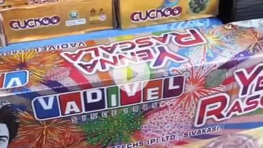 कांके: जयपाल सिंह स्टेडियम के अस्थायी पटाखा बाजार में पटाखे खरीदते दिखे लोग