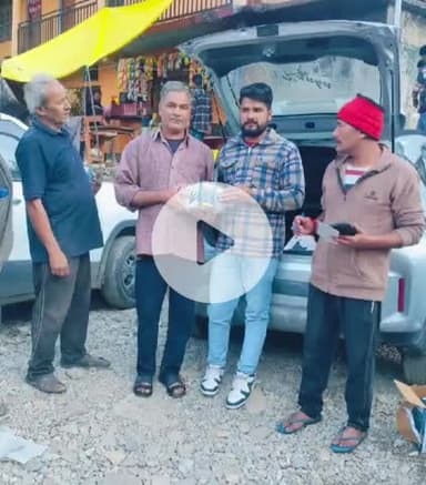 घाट: आपदा से प्रभावित नंदानगर के धुर्मा गांव में दिल्ली की नूपुर अग्निहोत्री ने 48 हैंडलाइट प्रभावित परिवारों को दीं