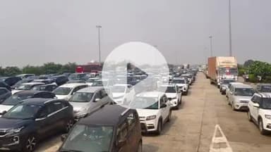 फतेहाबाद: दीपावली के त्यौहार के चलते आगरा-लखनऊ एक्सप्रेसवे पर वाहनों का दबाव बढ़ा, वाहन रेंग कर निकले