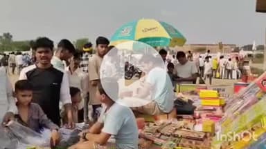 बिधूना: ऐरवाकटरा कस्बा के BRC रोड पर पटाखों की दुकानों पर जमकर हो रही खरीदारी