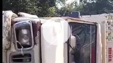 पट्टी: धौरहरा प्राथमिक विद्यालय के मोड़ के पास पिकअप का एक्सल टूटने से पिकअप पलट गई