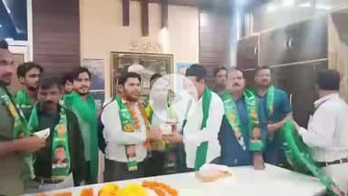 झांसी: सपा, बसपा और कांग्रेस छोड़कर सैकड़ों कार्यकर्ता AIMIM कार्यालय पहुंचे, पार्टी में हुए शामिल