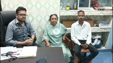 गिरिडीह: पत्रकार के परिवार ने विश्वनाथ नर्सिंग होम पहुंचकर इलाज में सहयोग के लिए डॉक्टर नीरज डोकानिया का आभार जताया