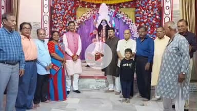 कांके: केंद्रीय रक्षा राज्यमंत्री वर्द्धमान कंपाउंड स्थित हरिमती मंदिर में काली पूजा में हुए शामिल