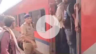 झांसी: झाँसी मंडल ने छठ पर्व पर की विशेष तैयारी, 53 स्पेशल ट्रेनें शुरू, बढ़ती भीड़ को देखते हुए रेल प्रशासन ने की व्यवस्था