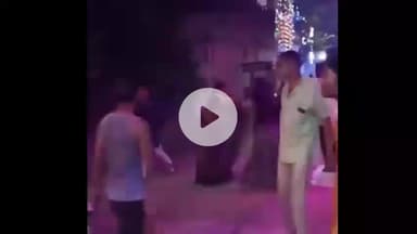 झांसी: नाले के बाग के पास पटाखे फोड़ने को लेकर दो पक्षों में हुई मारपीट, जमकर चले लात-घुसे, वीडियो हुआ वायरल