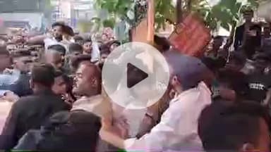 झांसी: झाँसी के आशिक चौराहे पर काली विसर्जन के दौरान हुई मारपीट, वीडियो आया सामने, पुलिस ने कराया मामला शांत