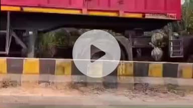 कोईलवर: कोईलवर में बड़ा हादसा टला, बेलगाम ट्रक डिवाइडर पर चढ़ा, चालक बाल-बाल बचा