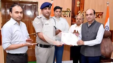 झांसी: झांसी के डीआरएम ने कन्हैया लाल मीना को एम्प्लॉई ऑफ़ द मंथ पुरस्कार से किया सम्मानित