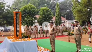 मिर्ज़ापुर: पुलिस लाइन में पुलिस स्मृति दिवस पर आईजी, एसपी और अन्य पुलिस अधिकारियों ने शहीदों को श्रद्धांजलि अर्पित की