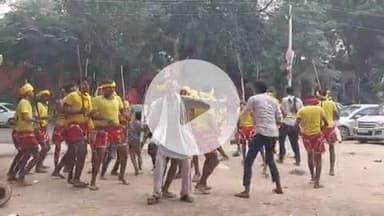 सिराथू: आदिवासी परंपरा निभाते हुए बुंदेलखंड के लोगों ने कड़ा में मौन व्रत रखकर जंगली वेशभूषा में घंटों तक किया नृत्य