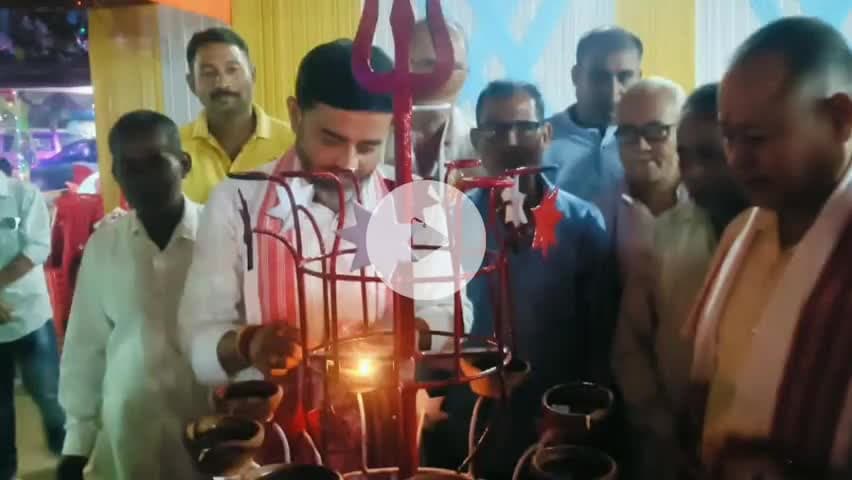 টিহু ভাগ: বৰঝাৰ কালি মন্দিৰ প্ৰাংগণত আয়োজন কৰা ৰাজহুৱা কালি পুজাত উপস্থিত জিলা কংগ্ৰেছৰ সভাপতি ৰাতুল পাটোৱাৰী